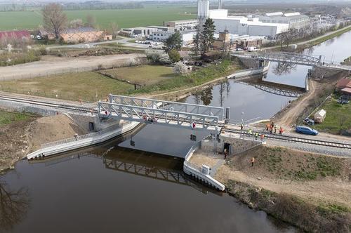 TZ-Unikátní železniční most přes plavební kanál na Vltavě se poprvé zkušebně zdvihl1_m