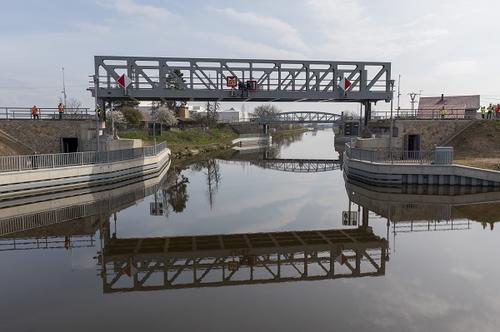 TZ-Unikátní železniční most přes plavební kanál na Vltavě se poprvé zkušebně zdvihl2_m