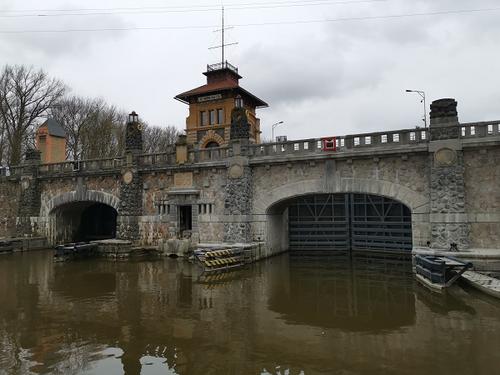 TZ-Unikátní kamenný most přes plavební komoru v Hoříně se poprvé oficiálně zdvihl-1spusteno_m
