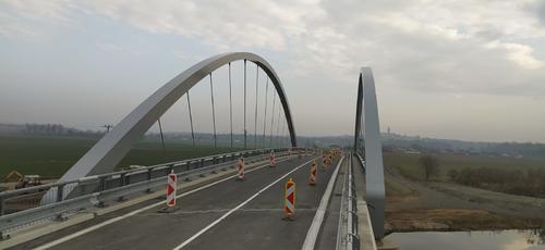 Na poslední nový most přes plavební kanál Vraňany - Hořín vyjela auta2