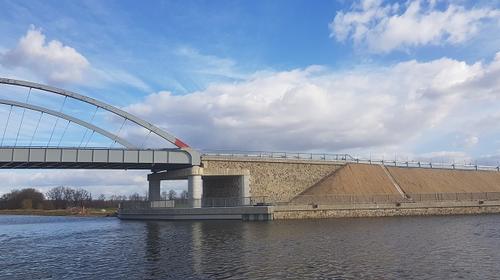 Na poslední nový most přes plavební kanál Vraňany - Hořín vyjela auta3_m